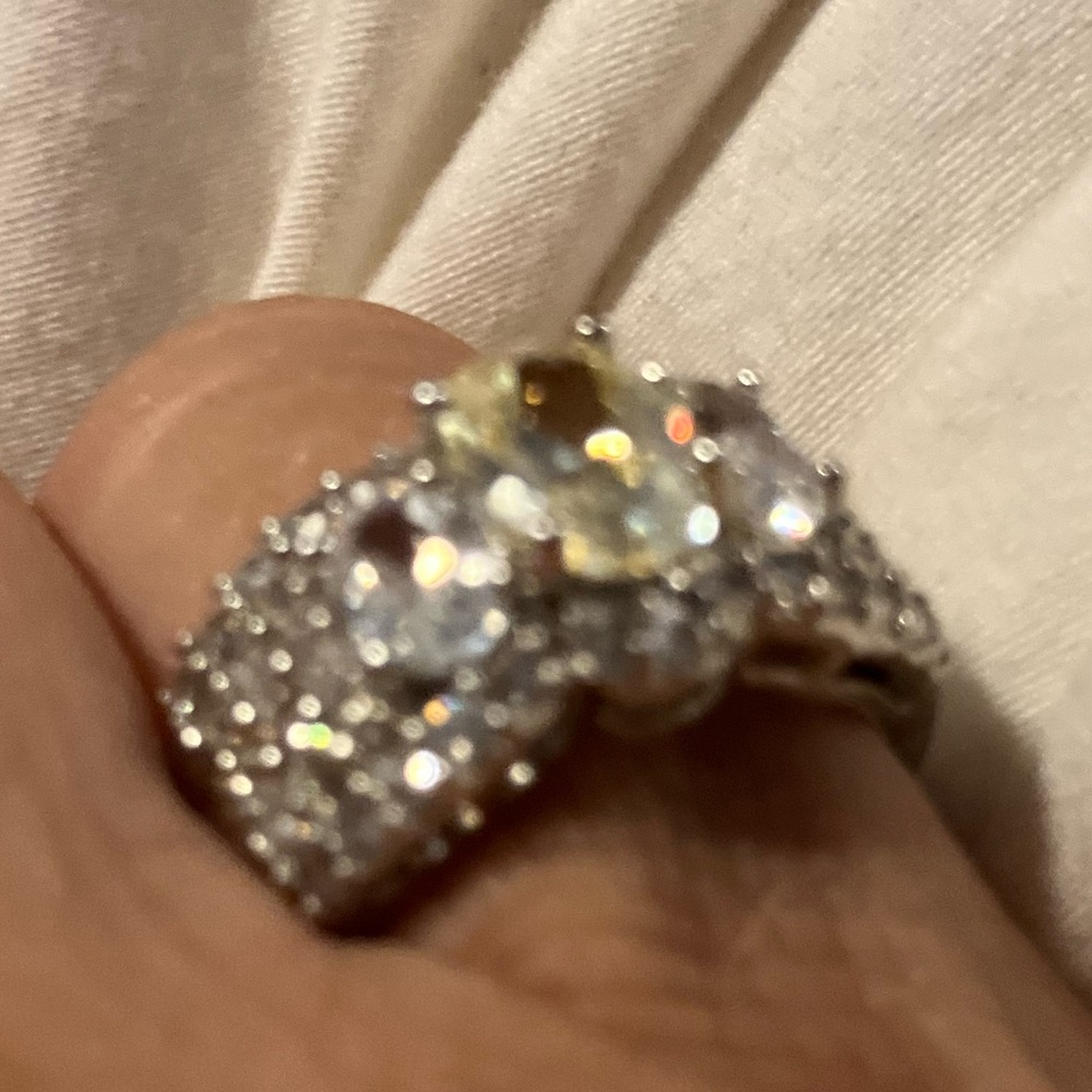 Stunning AAA cubic zirconia with a “yellow diamond” center stone. New.